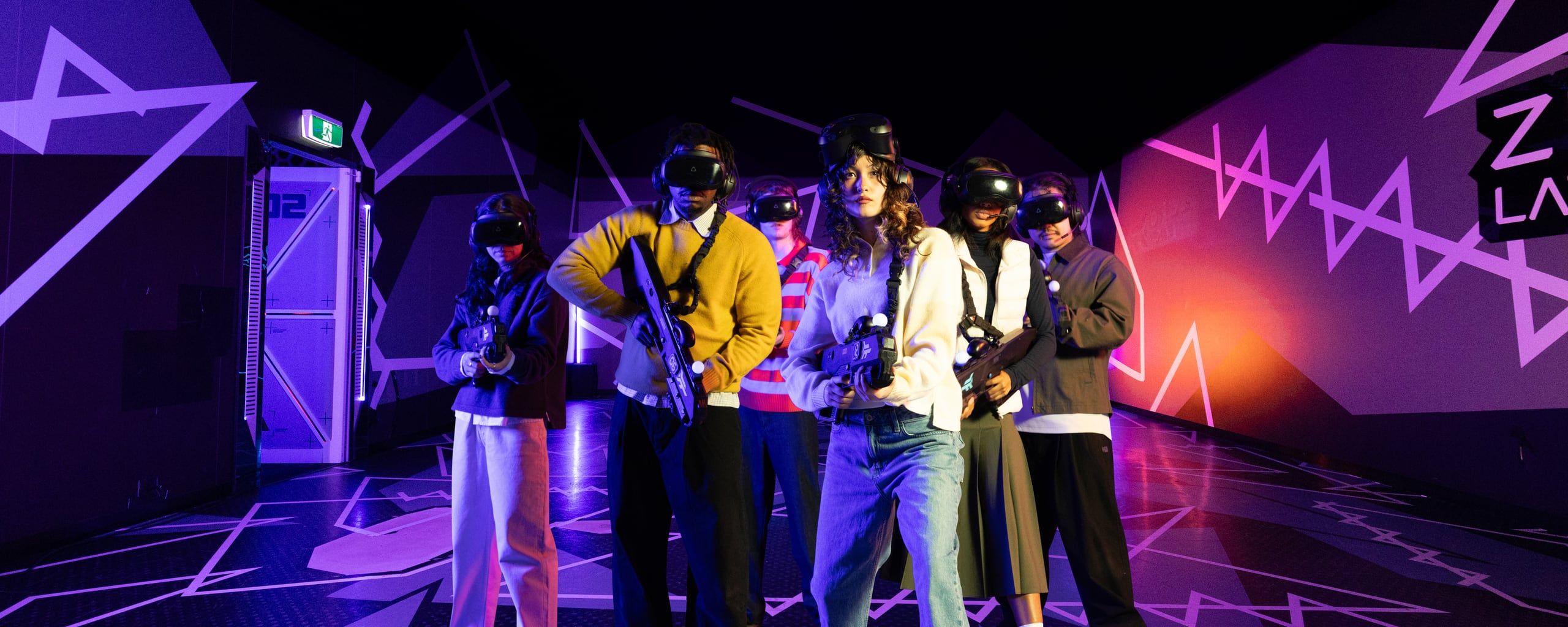 Groupe d’amis réuni après une session de réalité virtuelle au Bastion